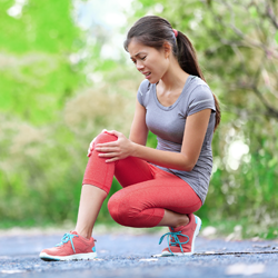 Runner experiencing pain in her knee.